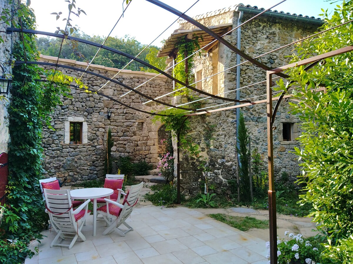 Les Châtaigniers: Gîte de charme dans Mas cévenol