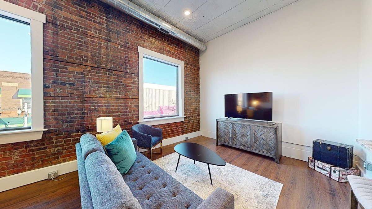 Railside Retreat: 1-Bedroom Downtown Apartment