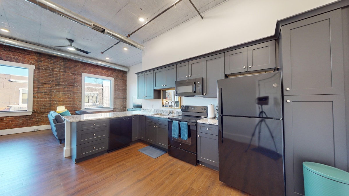 Railside Retreat: 1-Bedroom Downtown Apartment