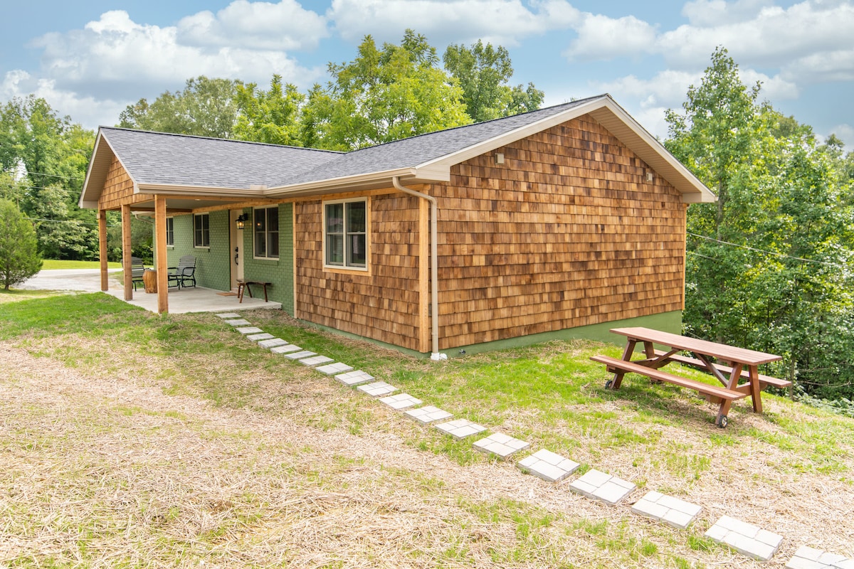 Cedar Creek Cottage - Hot Tub, Modern, Private!