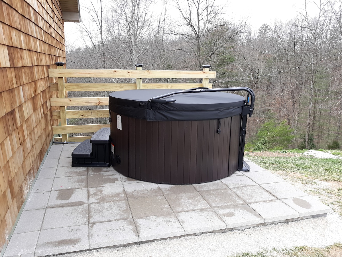 Cedar Creek Cottage - Hot Tub, Modern, Private!