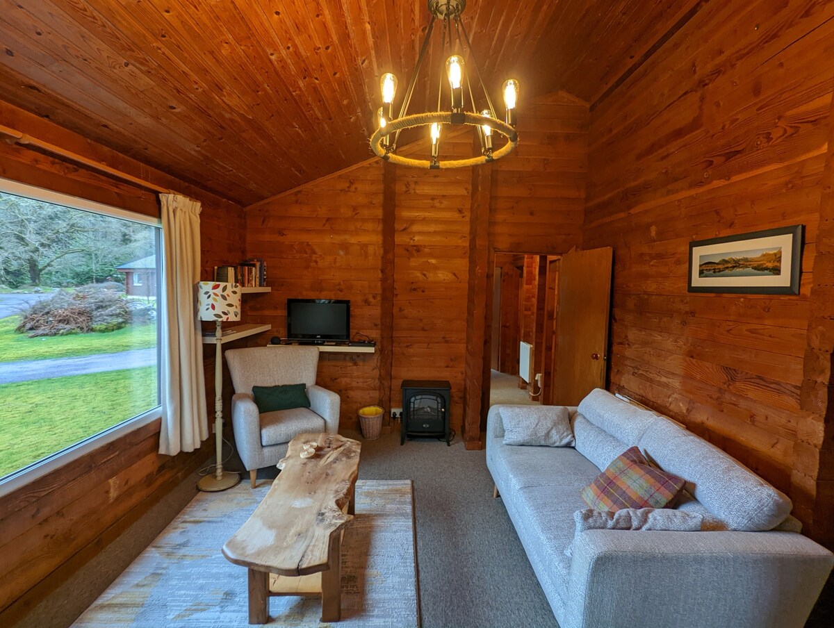 Ruskin Lodge South, 3-bed log cabin in the woods