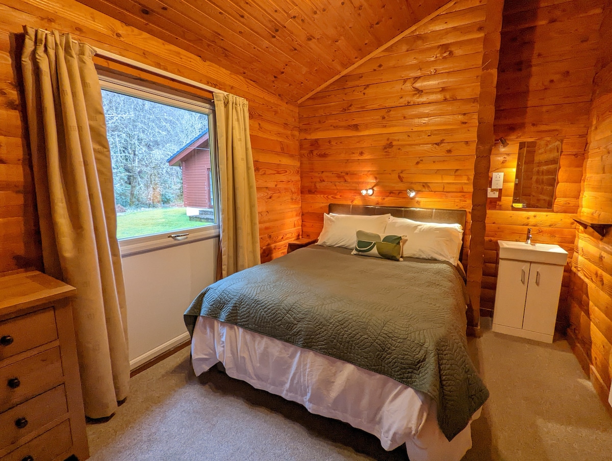 Ruskin Lodge South, 3-bed log cabin in the woods