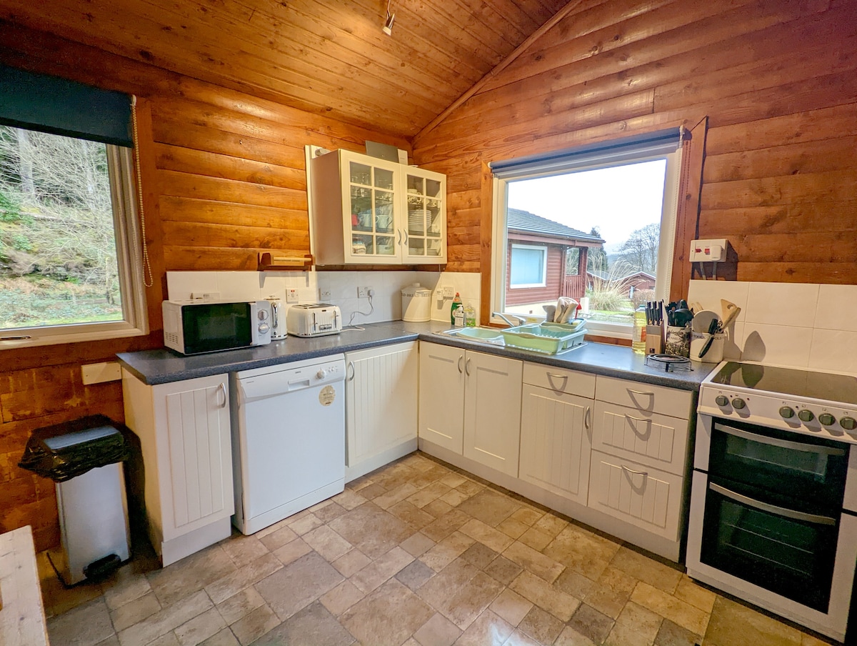 Ruskin Lodge South, 3-bed log cabin in the woods