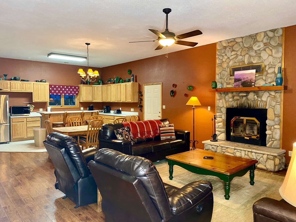Cozy Six Bedroom Home (full duplex) Red River, NM