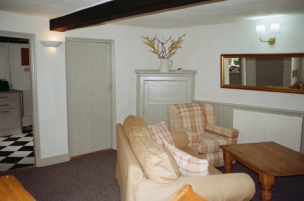 Mews Cottage - a 2 bed Georgian Cottage sleeps 4