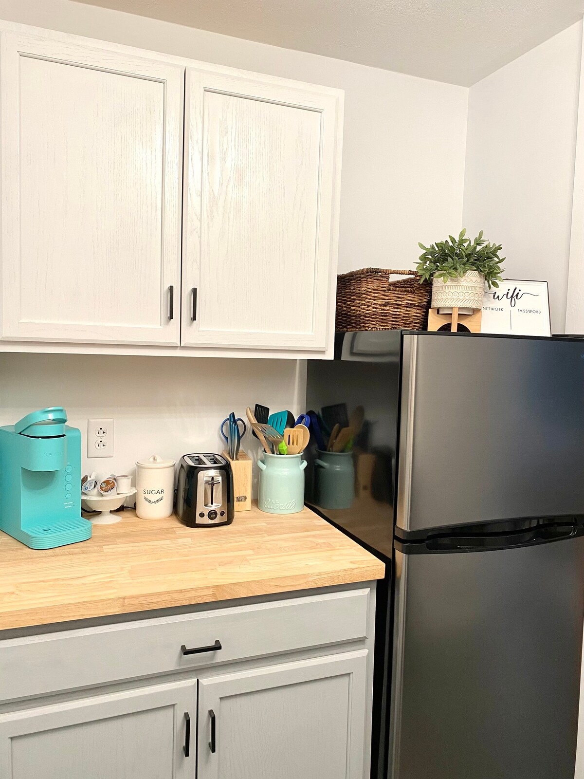Newly renovated studio unit with full kitchen