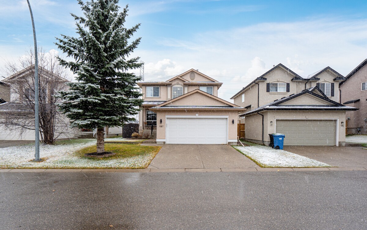 3卧室房源 后院和地下室带健身房 卡尔加里民宿