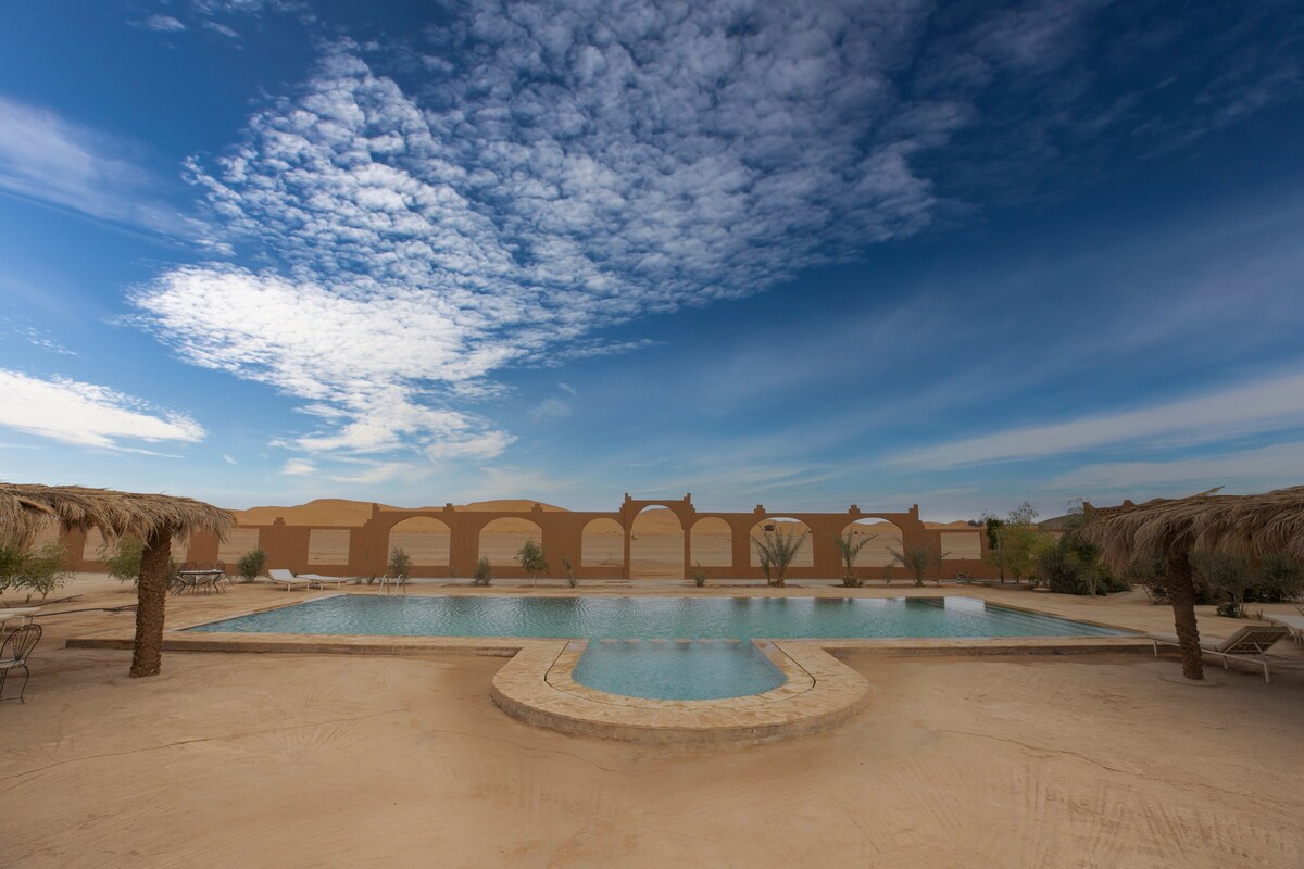 靠近沙漠沙丘的独立房间和大型游泳池