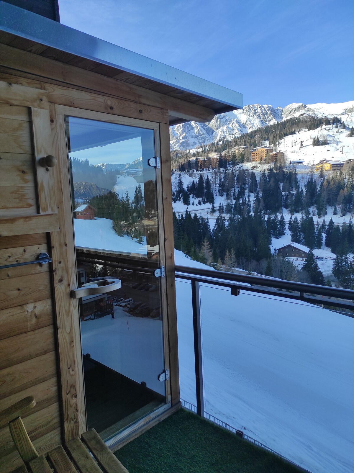 Ski-in/ski-out, balcony sauna, free parking & WiFi