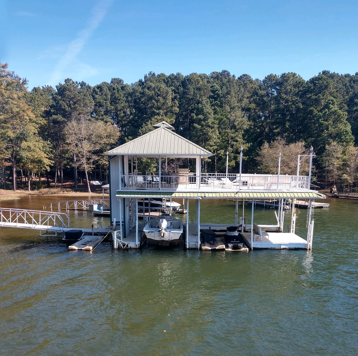 Hartwell Lake House on Water w/ Dock Sleeps 8