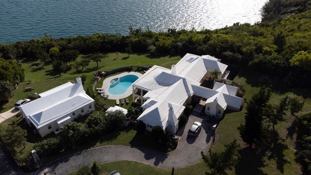 豪华百慕大别墅，可欣赏泳池和海景！