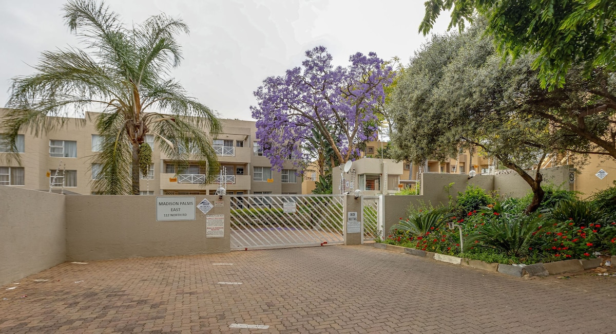 Classic 2 bed/2 bath Sandton Apartment with WI-FI