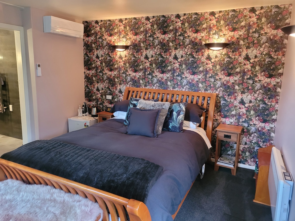 Cosy 1 bedroom +ensuite with own entrance in the Christchurch hills.