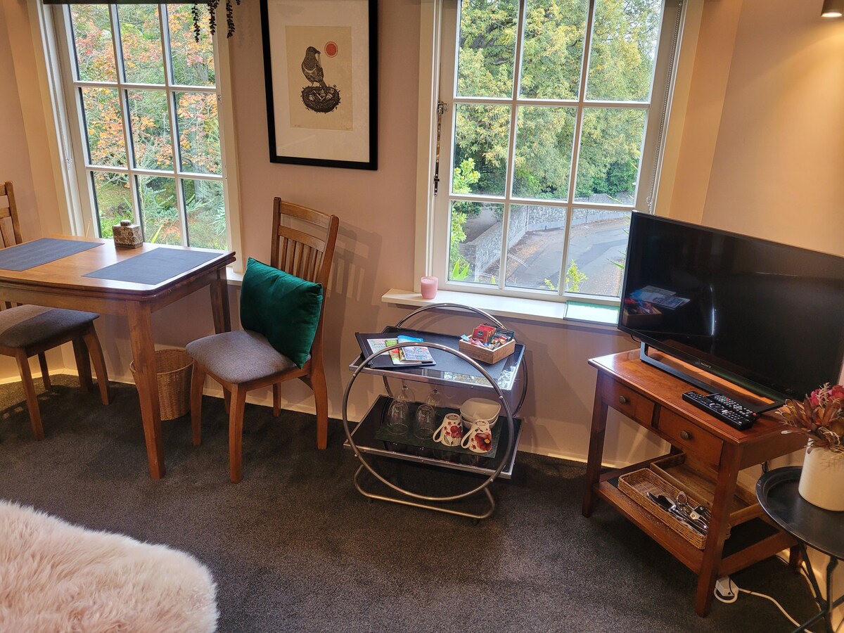 Cosy 1 bedroom +ensuite with own entrance in the Christchurch hills.