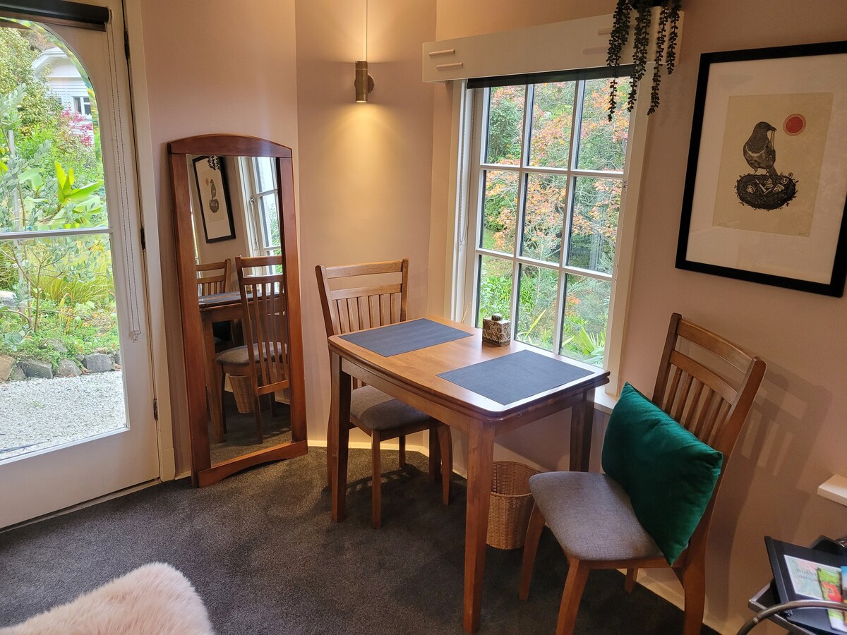 Cosy 1 bedroom +ensuite with own entrance in the Christchurch hills.