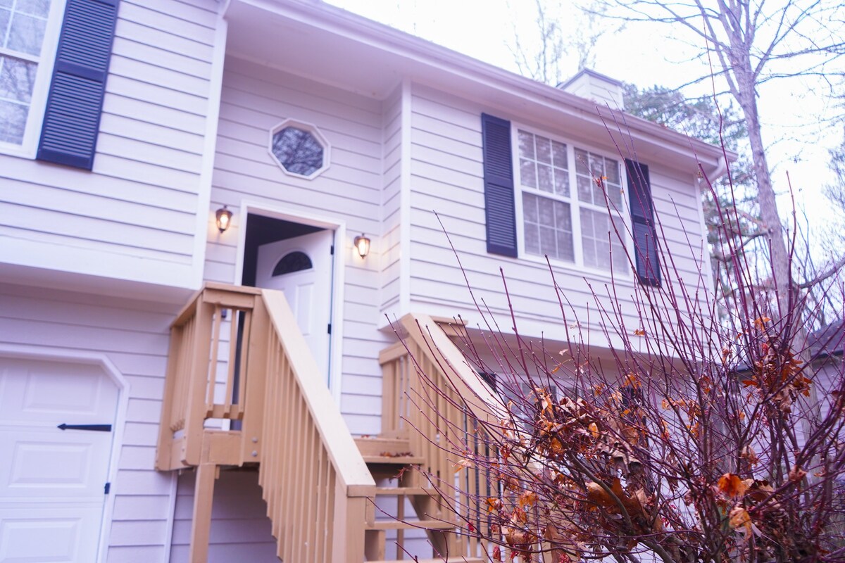 Spacious 2 Story HOUSE w/ Theatre Room