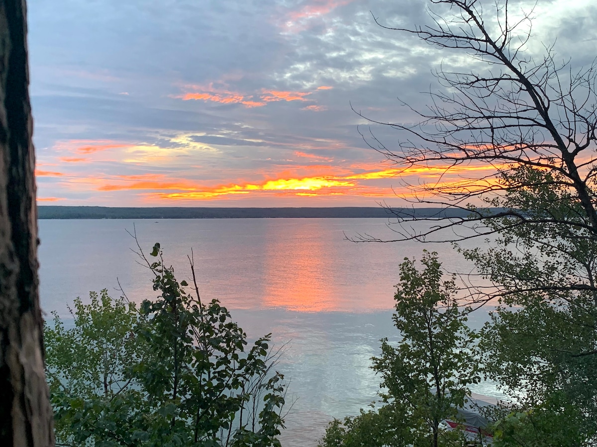 Beautiful lakefront cottage with fireplace, views