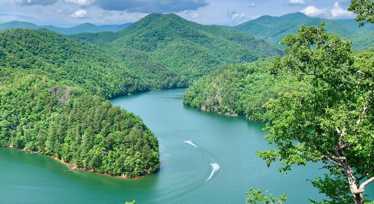 Eagle’s Nest-stunning views of Fontana Lake/GSMNP