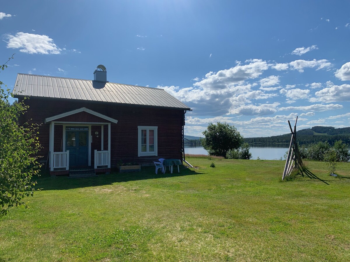 Juktån河畔舒适的Stuga。