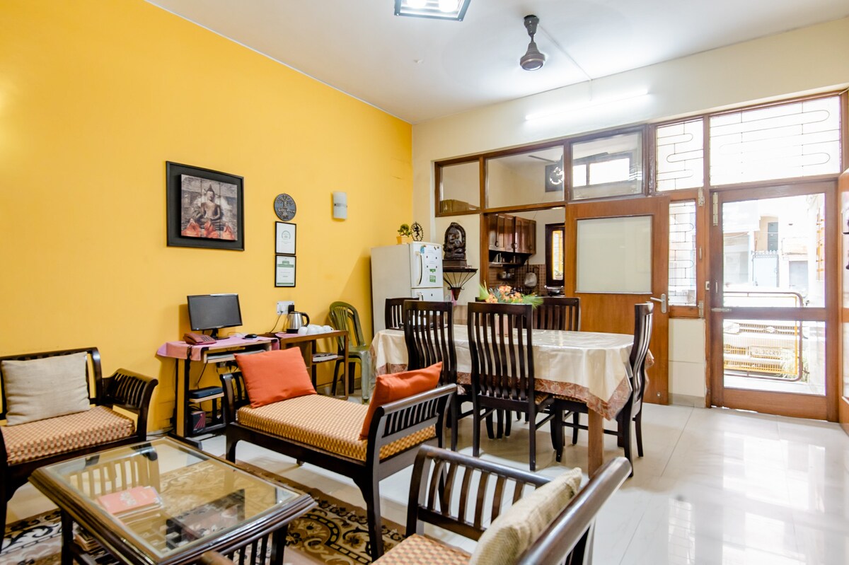 Large, cheerful pvt room, in Lajpat Nagar bungalow