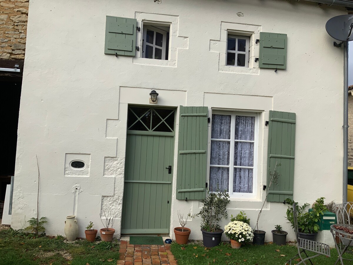 A sweet 2-bedroom cottage with a log burner