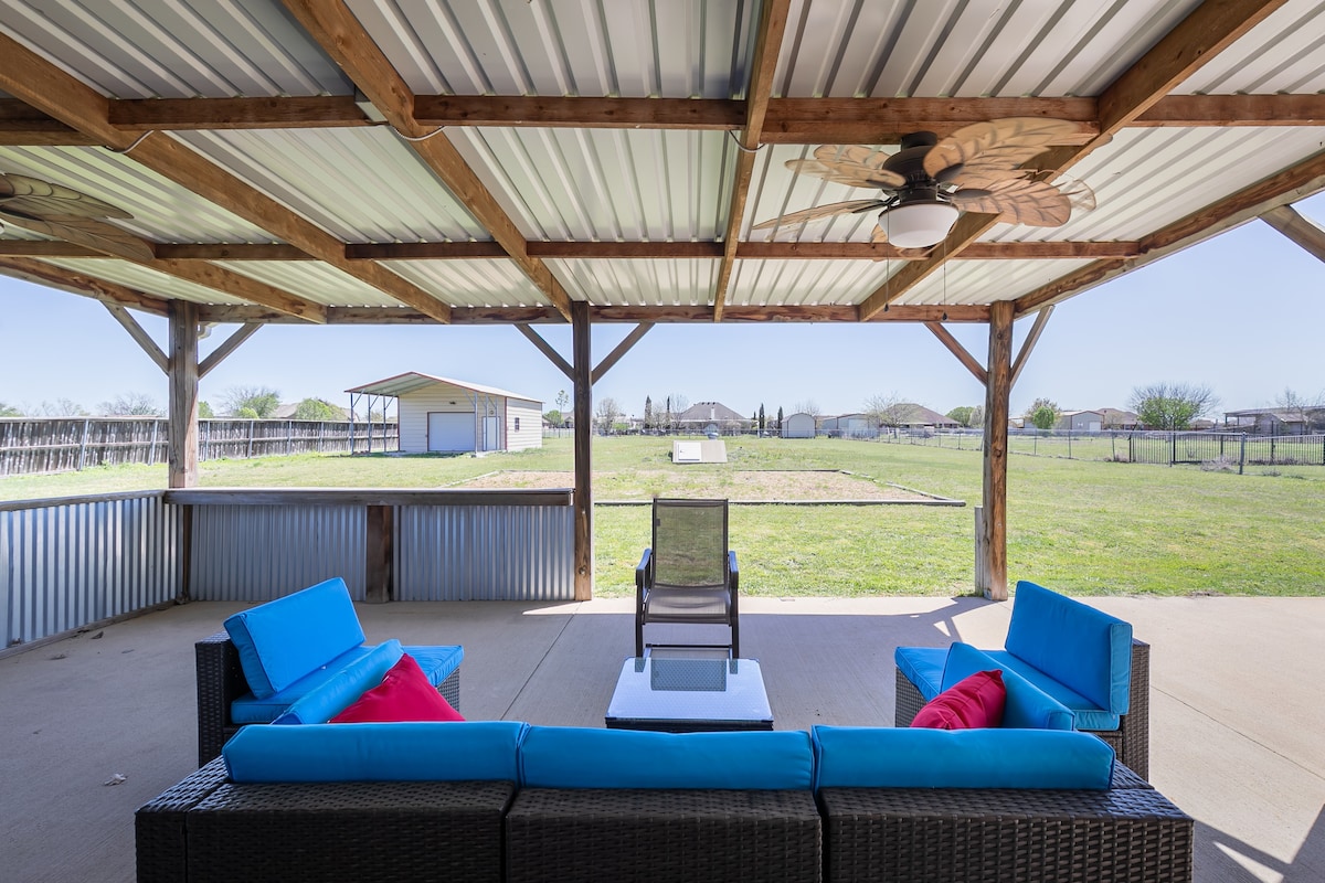 Perfect Stay in Ranch-like House w Huge Backyard!