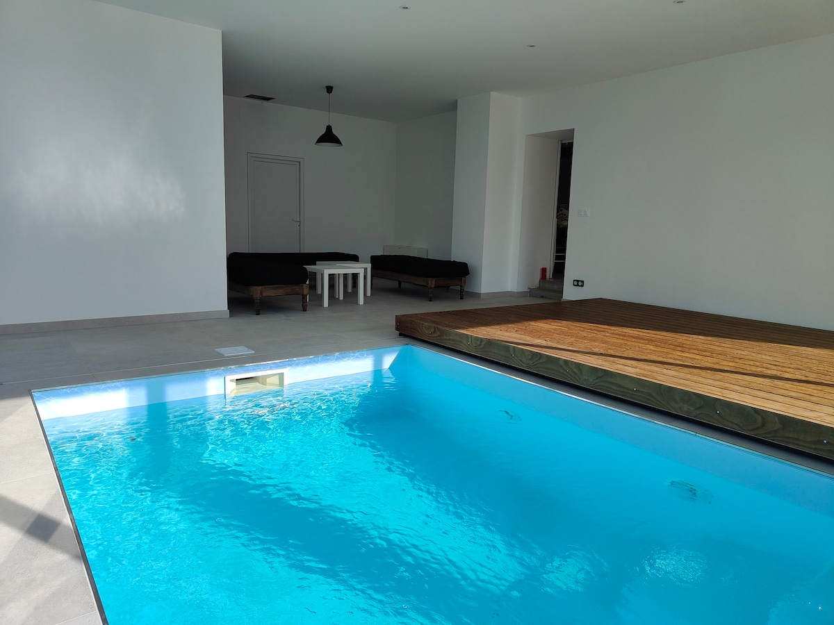 La Rivolle ，室内和室外游泳池