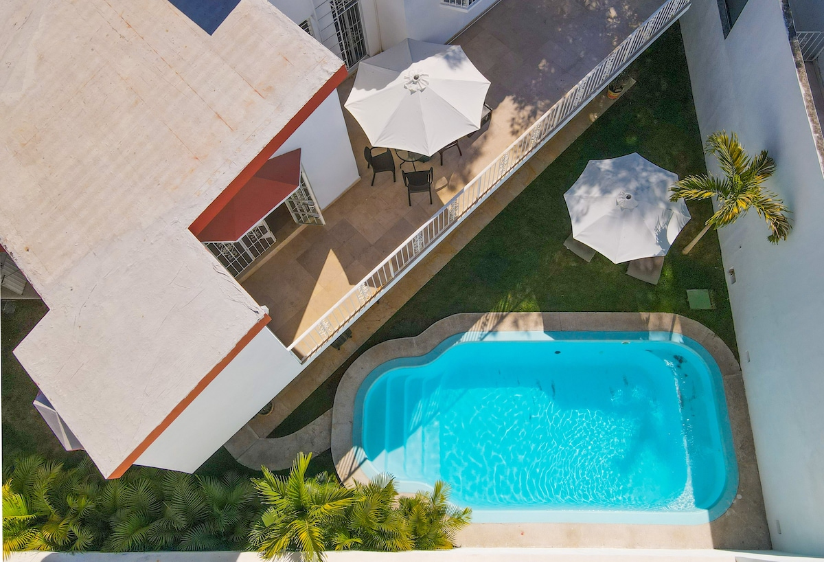 Casa Yemina可供14人使用的私人泳池和烧烤设施。