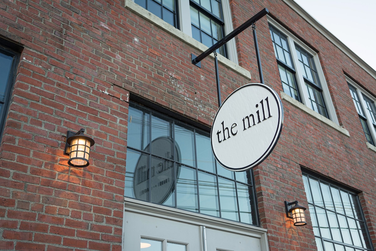 The Mill Inn ： 5号房，加大双人床客房部分河景