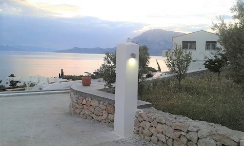 Oraia Théa海滨度假屋，带私人泳池