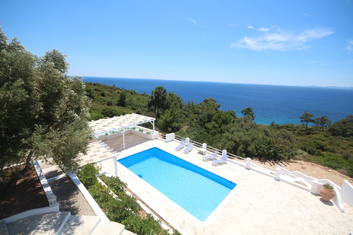 Oraia Théa海滨度假屋，带私人泳池