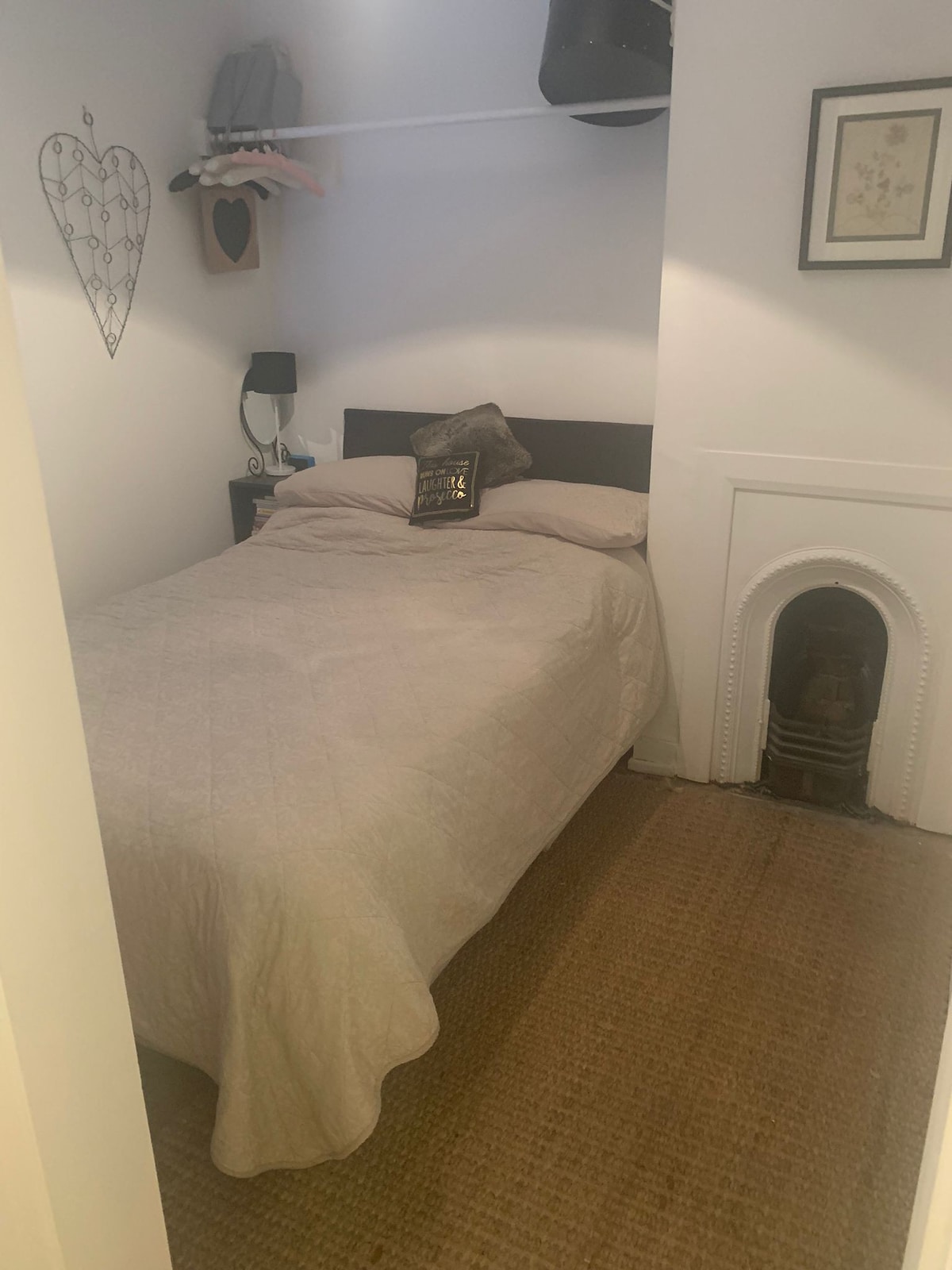 Bedroom with ensuite 20 mins walk to Ascot station