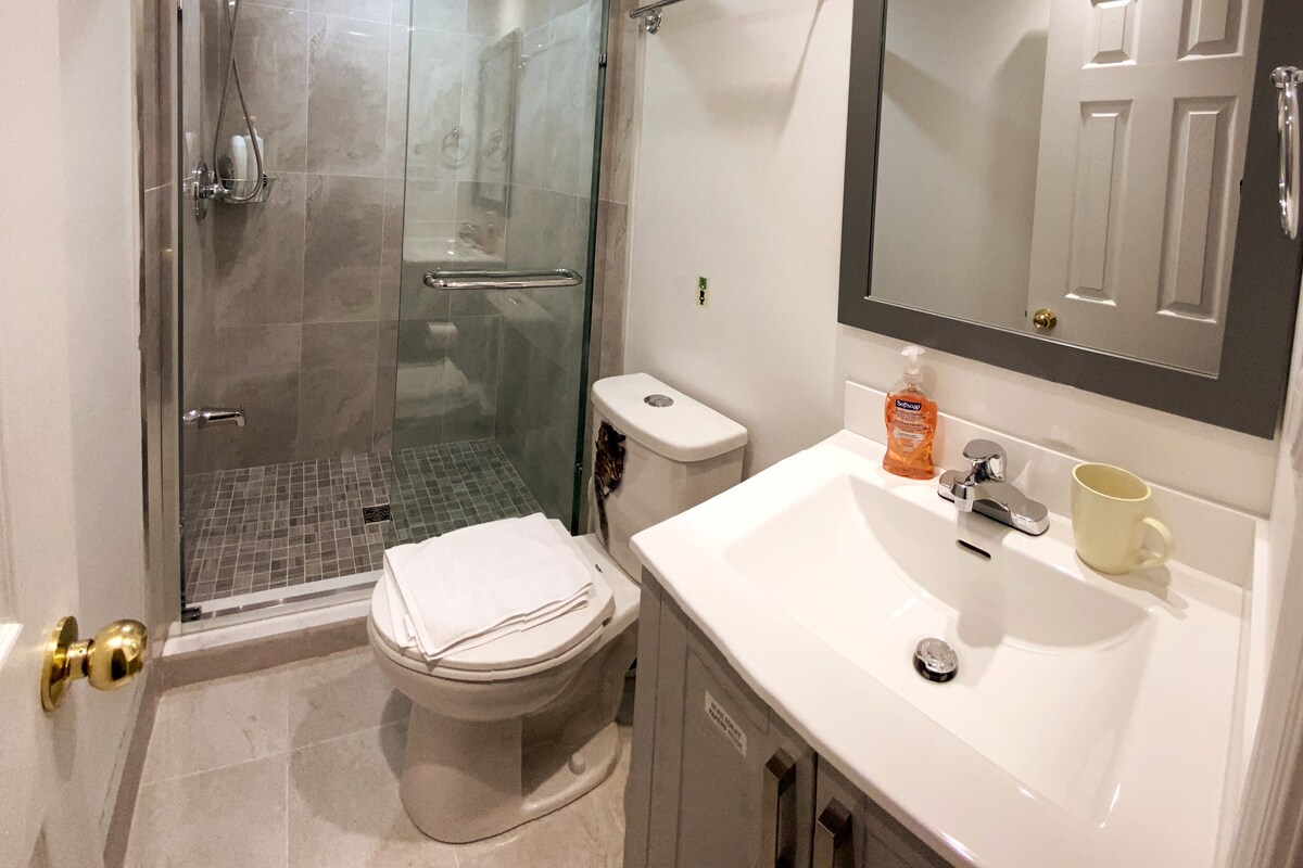 R2-Ensuite Bath-Square One-Sheridan-UTM机场