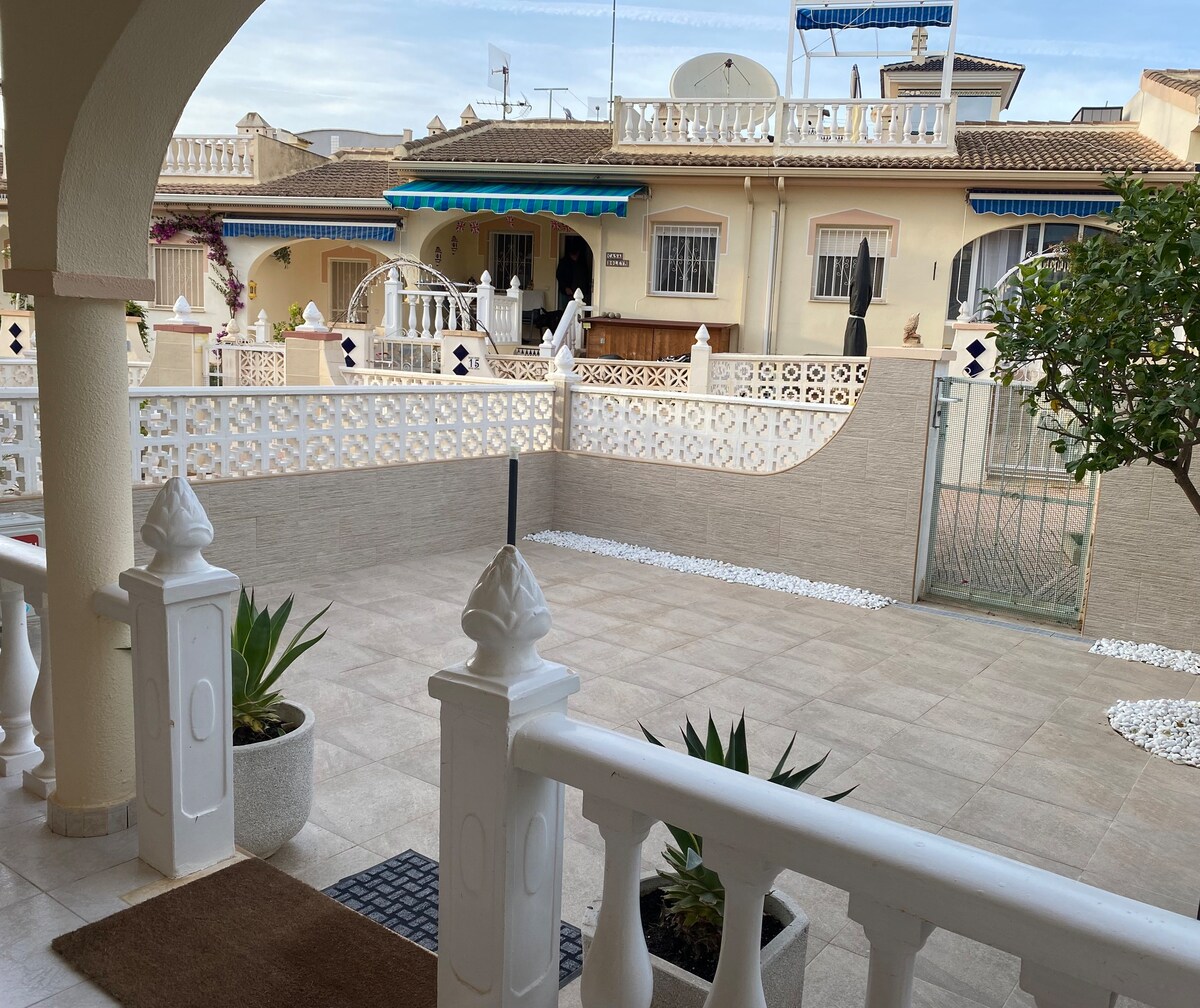 Cheerful 2 Bed Townhouse in Dona Pepa