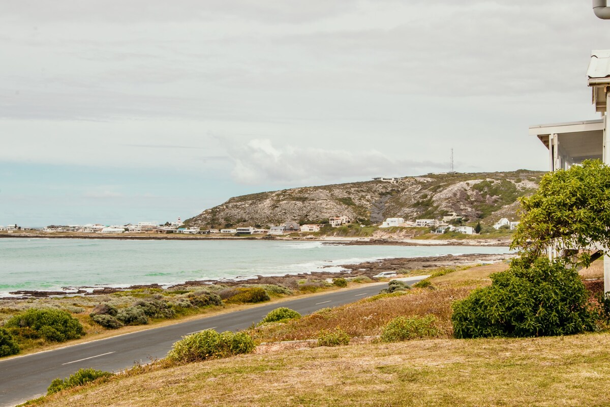 Marine Main - A Seafront three bedroom house.