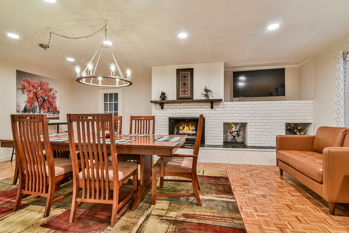 Asheville Serene 4BR, Hot Tub & Firepit Oasis!