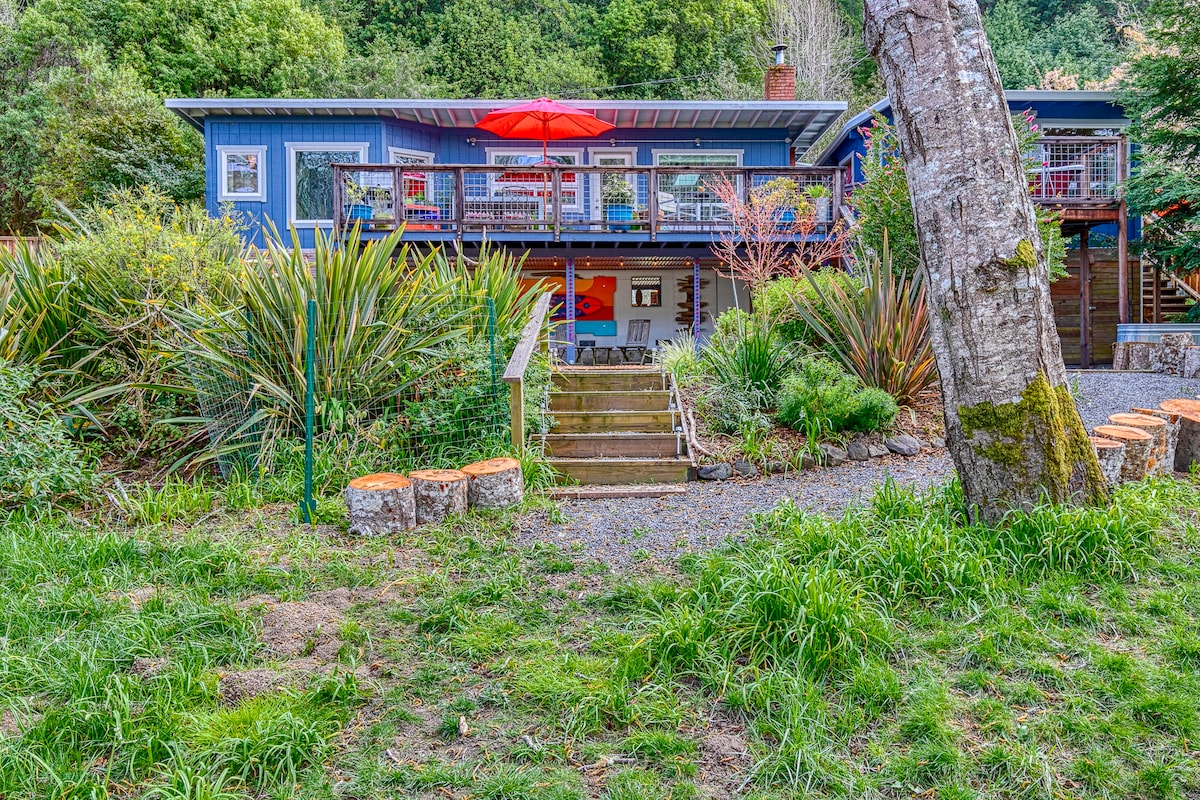 河滨小屋（ Riverfront Cottage ） ，带郁郁葱葱的花园和热水浴池！