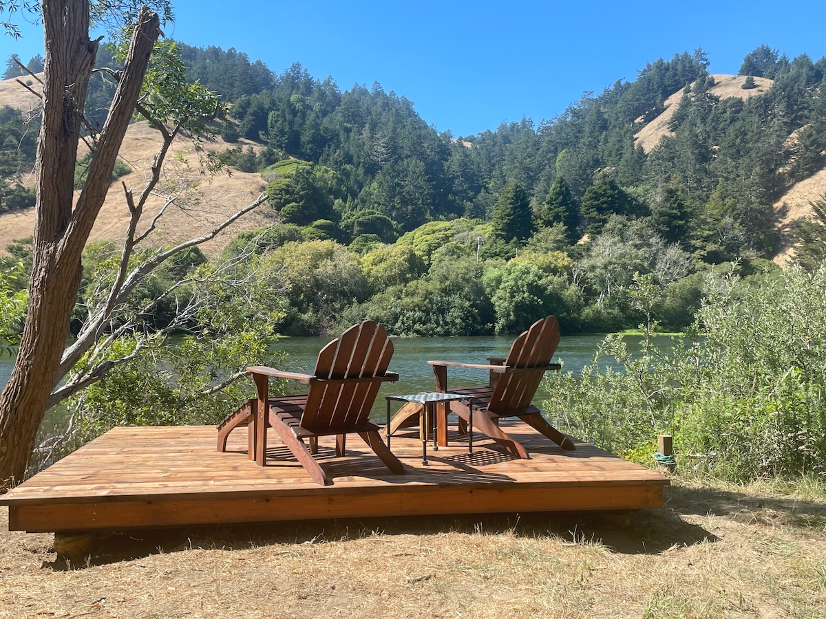 河滨小屋（ Riverfront Cottage ） ，带郁郁葱葱的花园和热水浴池！