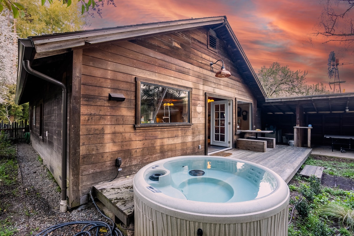 带热水浴缸和花园的豪华红木小屋