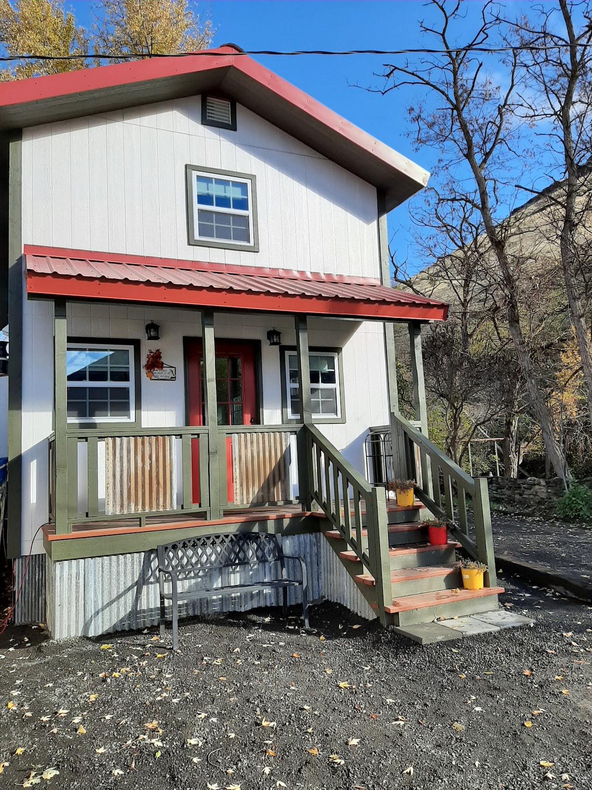 CREEKSIDE, a quiet cottage by the creek.