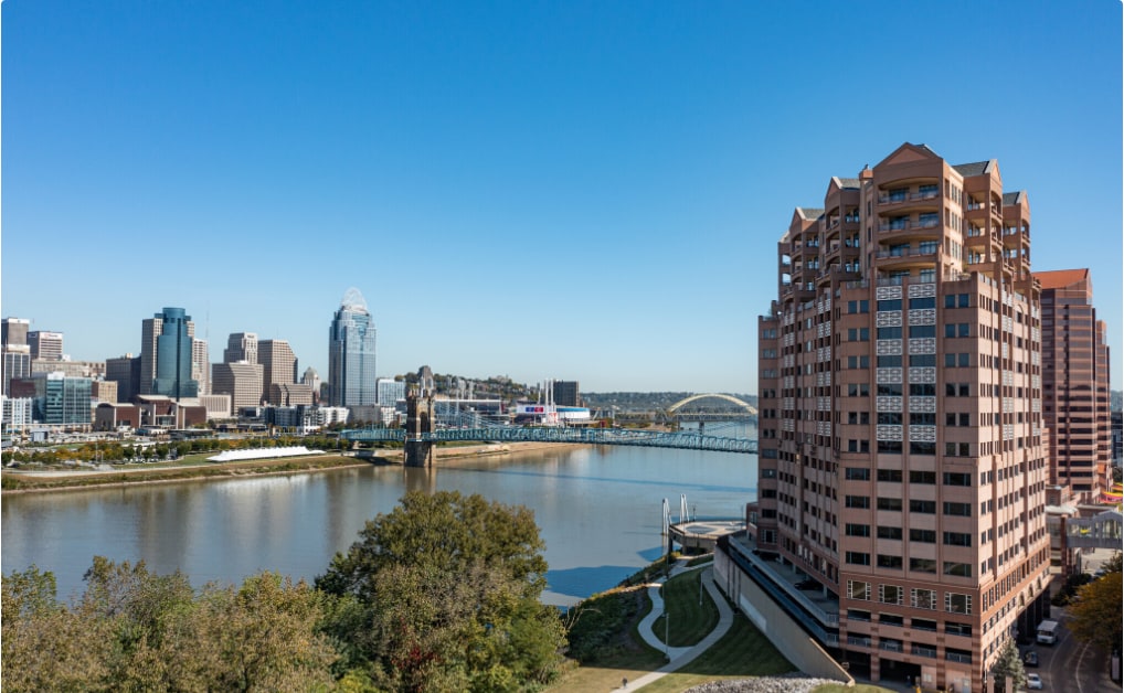 Spectacular views of Downtown Cincy in Large Apt!