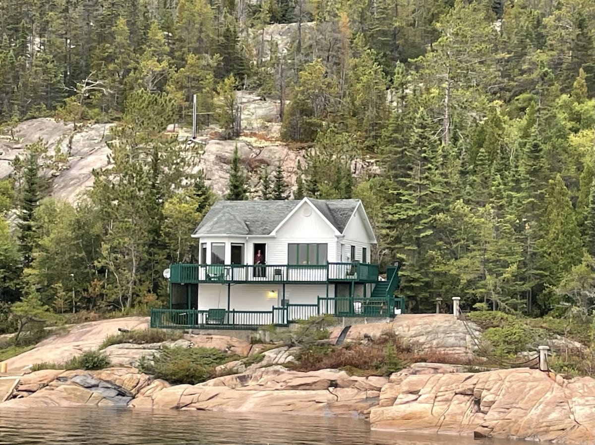 峡湾峡谷（ Fjord-du-Saguenay ）的度假木屋
