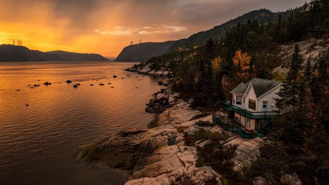 峡湾峡谷（ Fjord-du-Saguenay ）的度假木屋