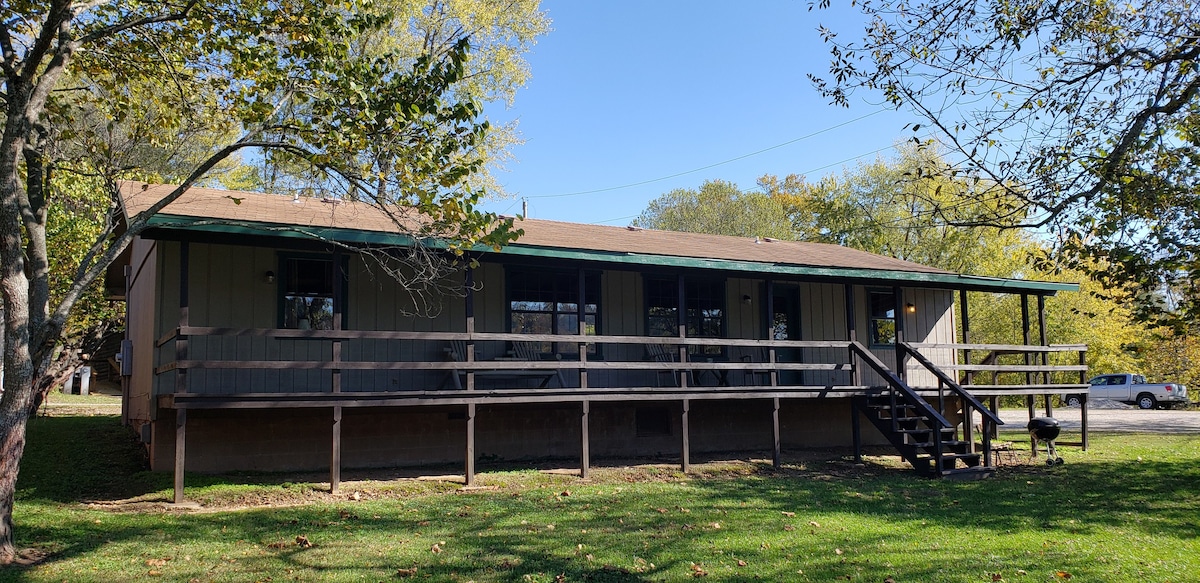 Huge, Lakefront Lodge for the Whole Family!