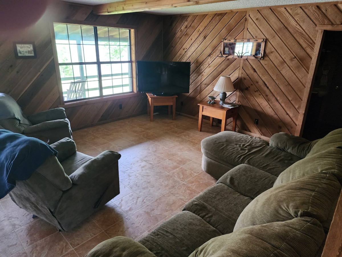 Huge, Lakefront Lodge for the Whole Family!