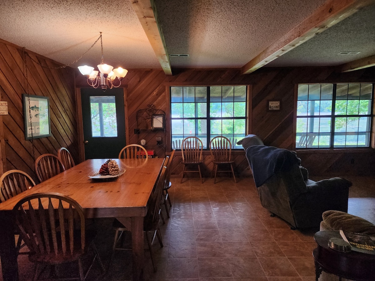 Huge, Lakefront Lodge for the Whole Family!