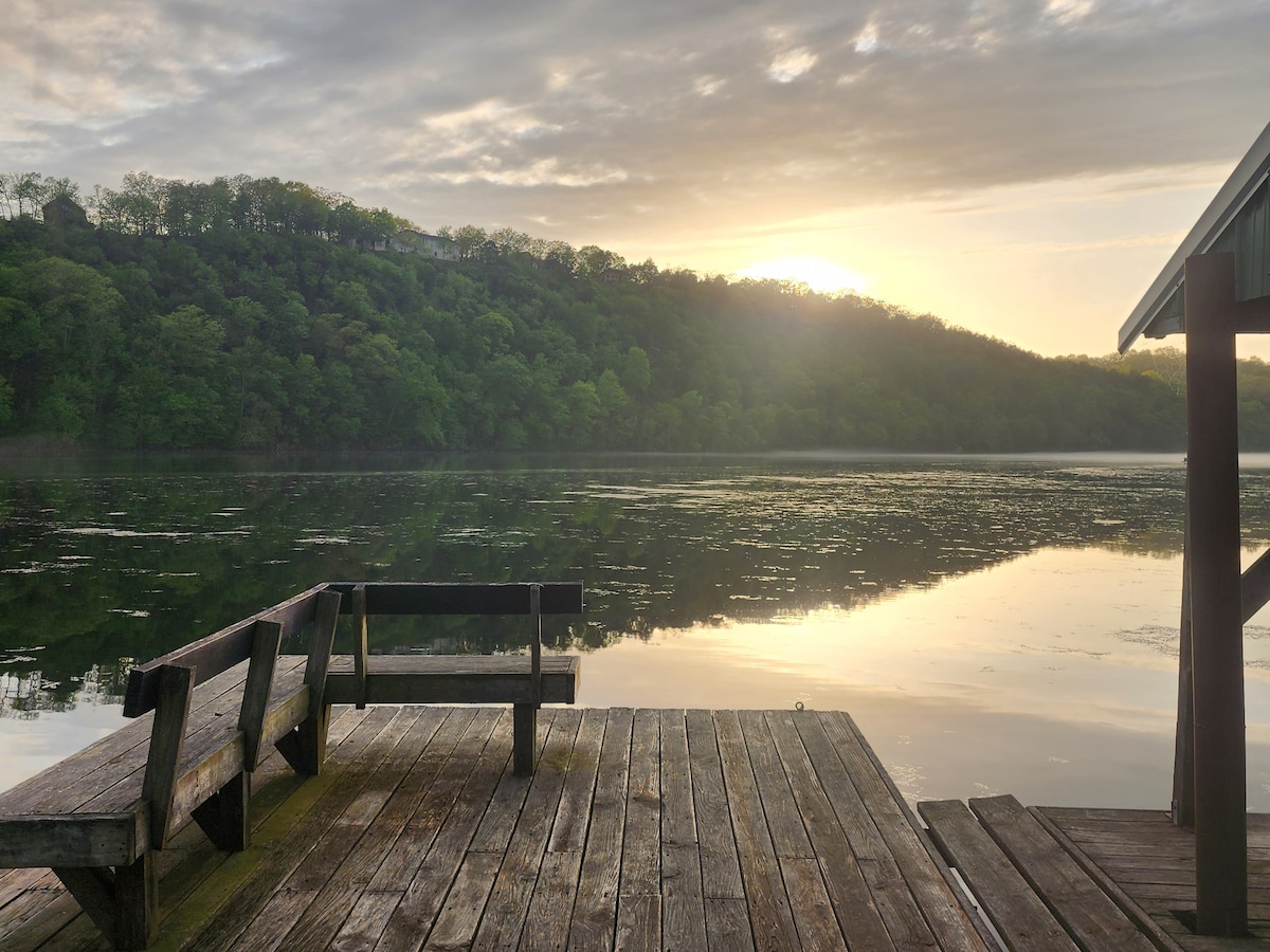 Huge, Lakefront Lodge for the Whole Family!