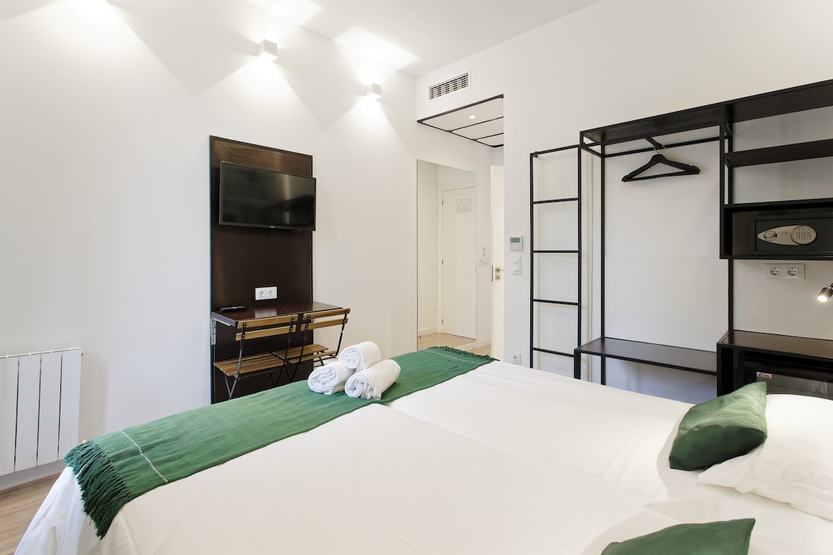 Double room with balcony in the Barcelona center