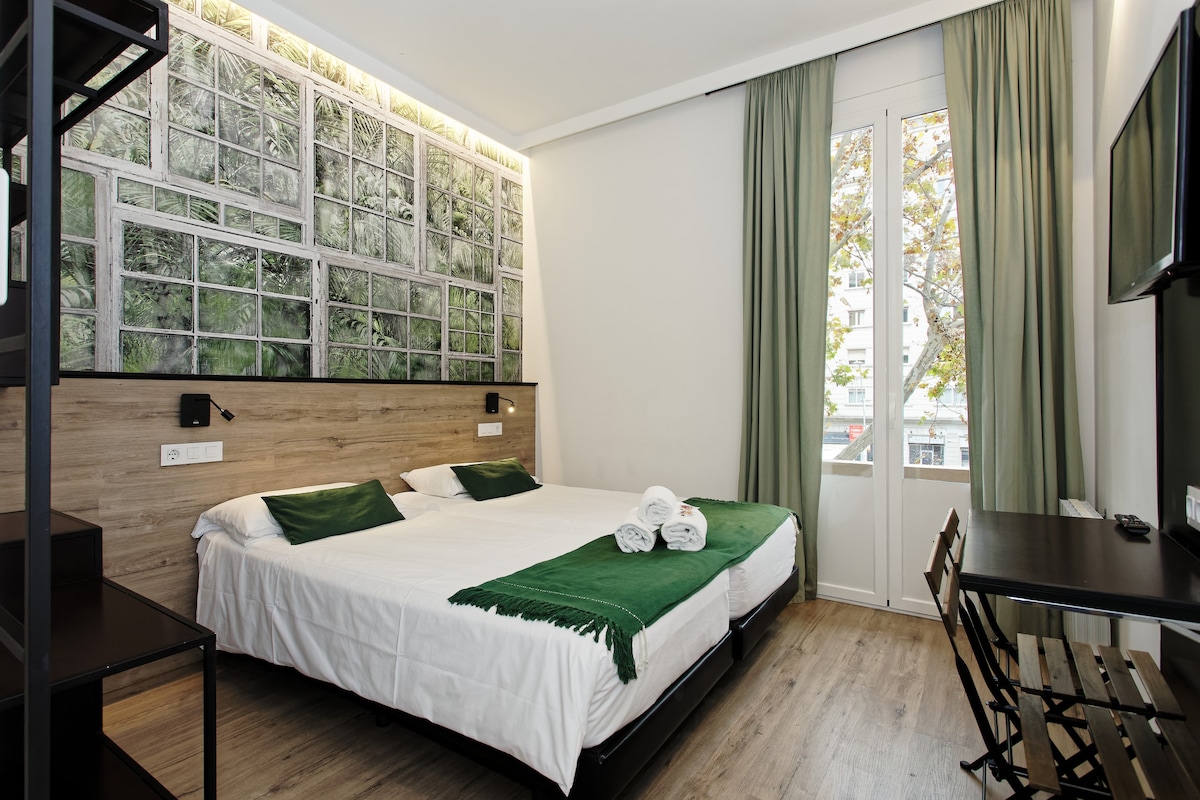 Double room with balcony in the Barcelona center